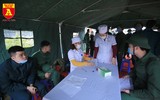 Tân binh đeo khẩu trang, kiểm tra thân nhiệt trong ngày nhập ngũ